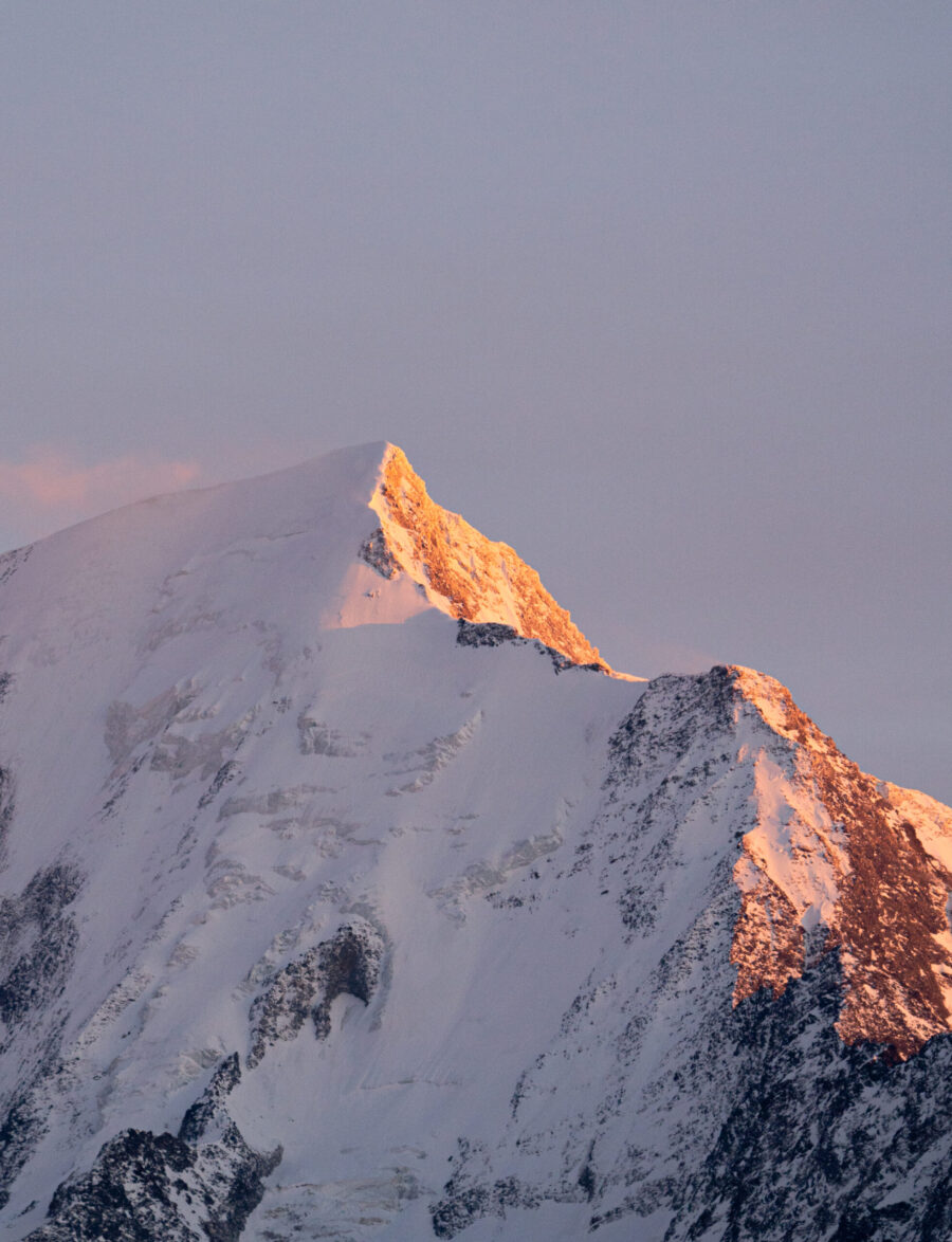 L’arête de Bionnassay aux derniers feux du jour