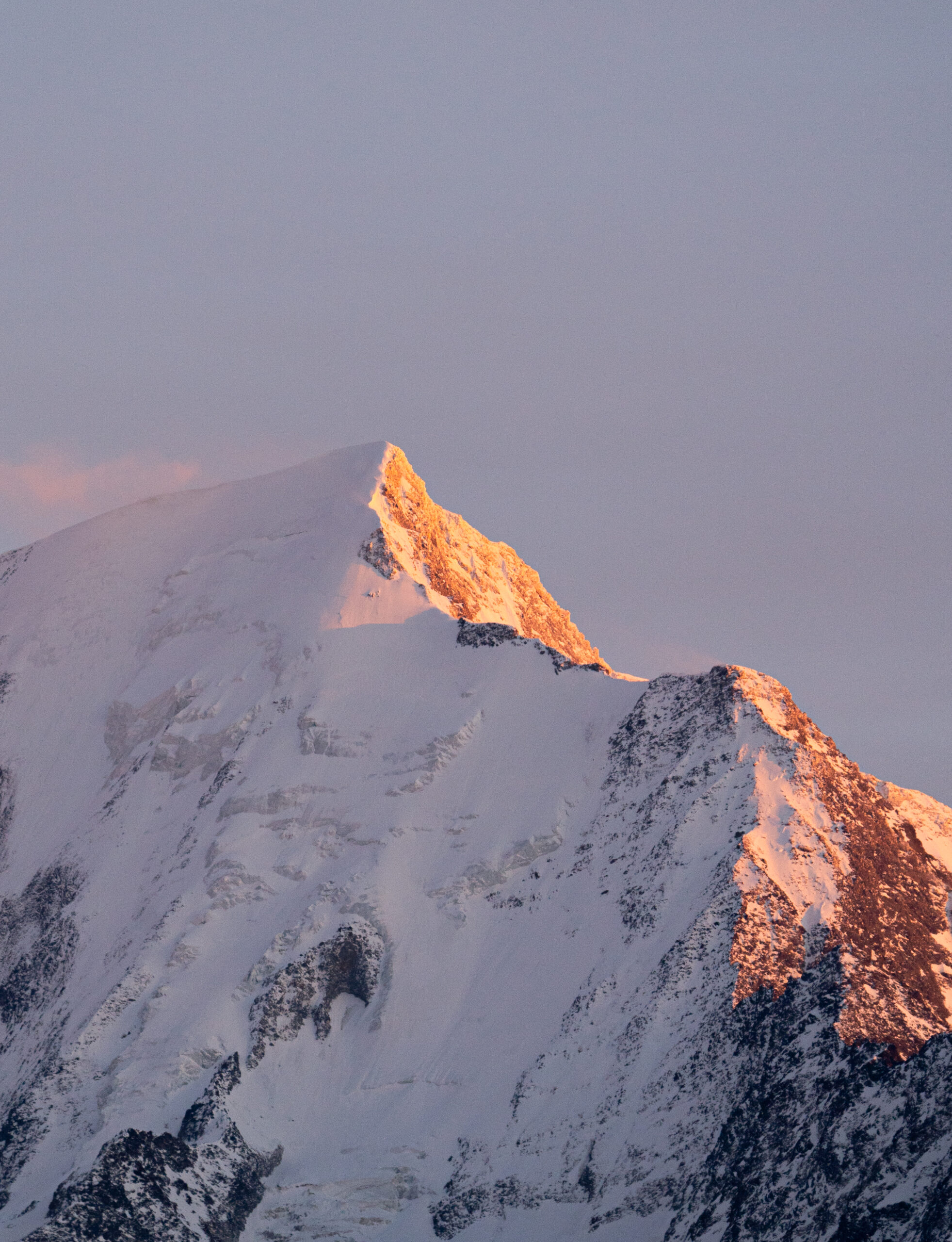 L’arête de Bionnassay aux derniers feux du jour