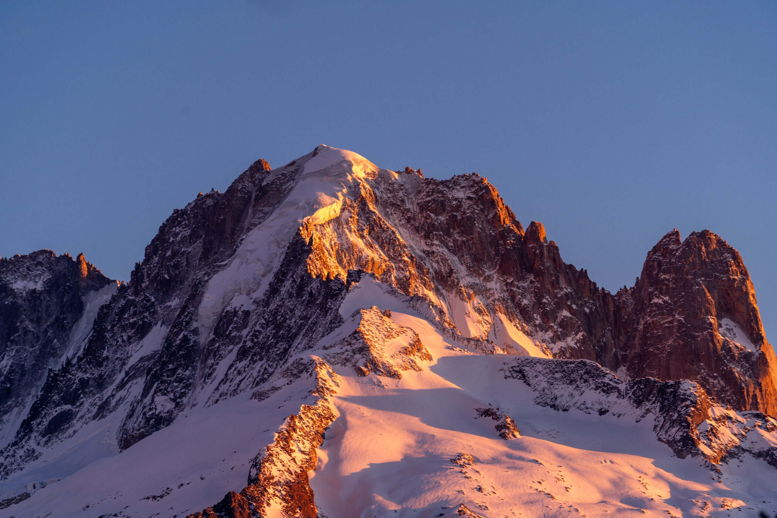 Coucher de soleil sur l'aiguille verte et l'aiguille des Drus
