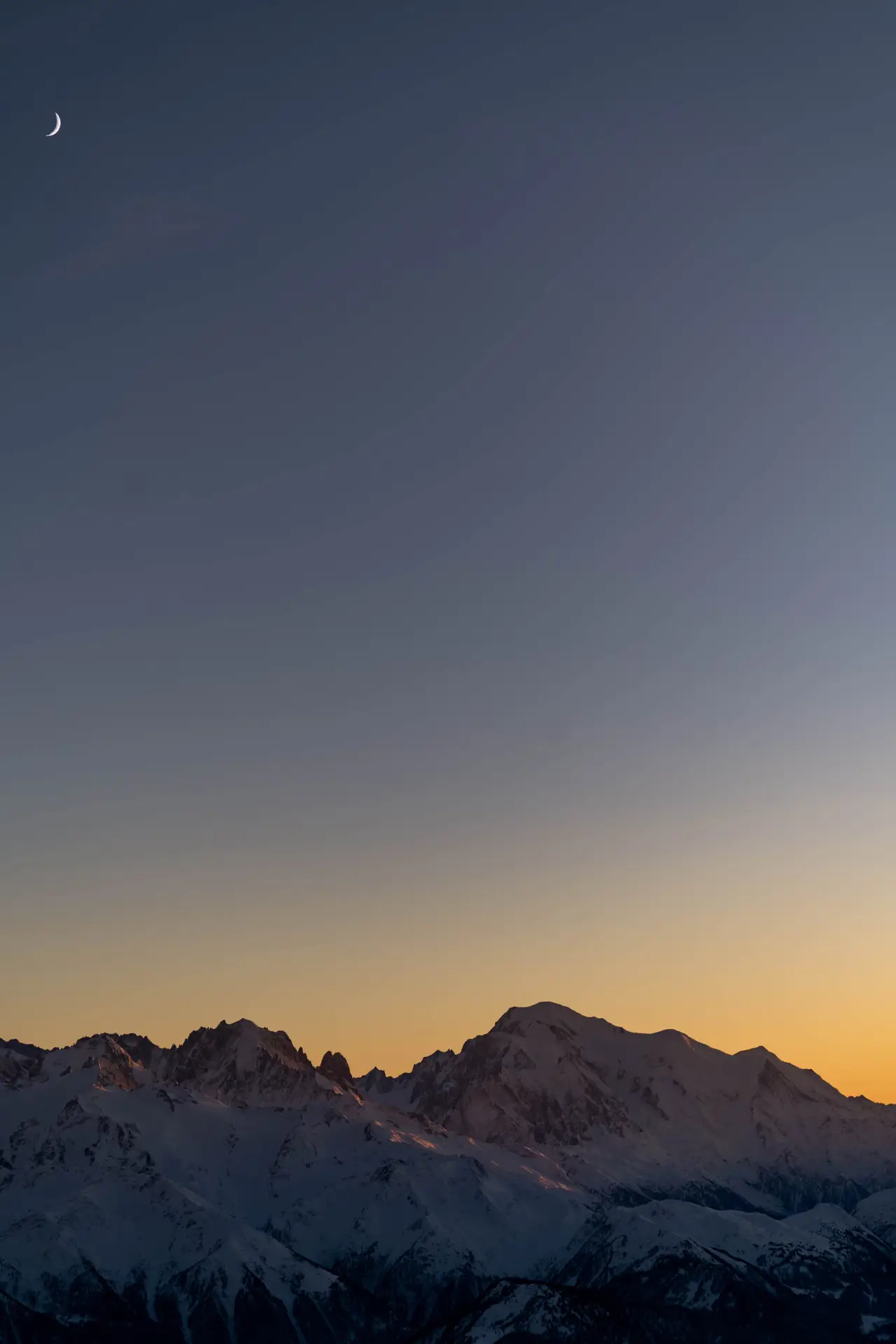 Sous le croissant de lune, le Mont Blanc s’endort