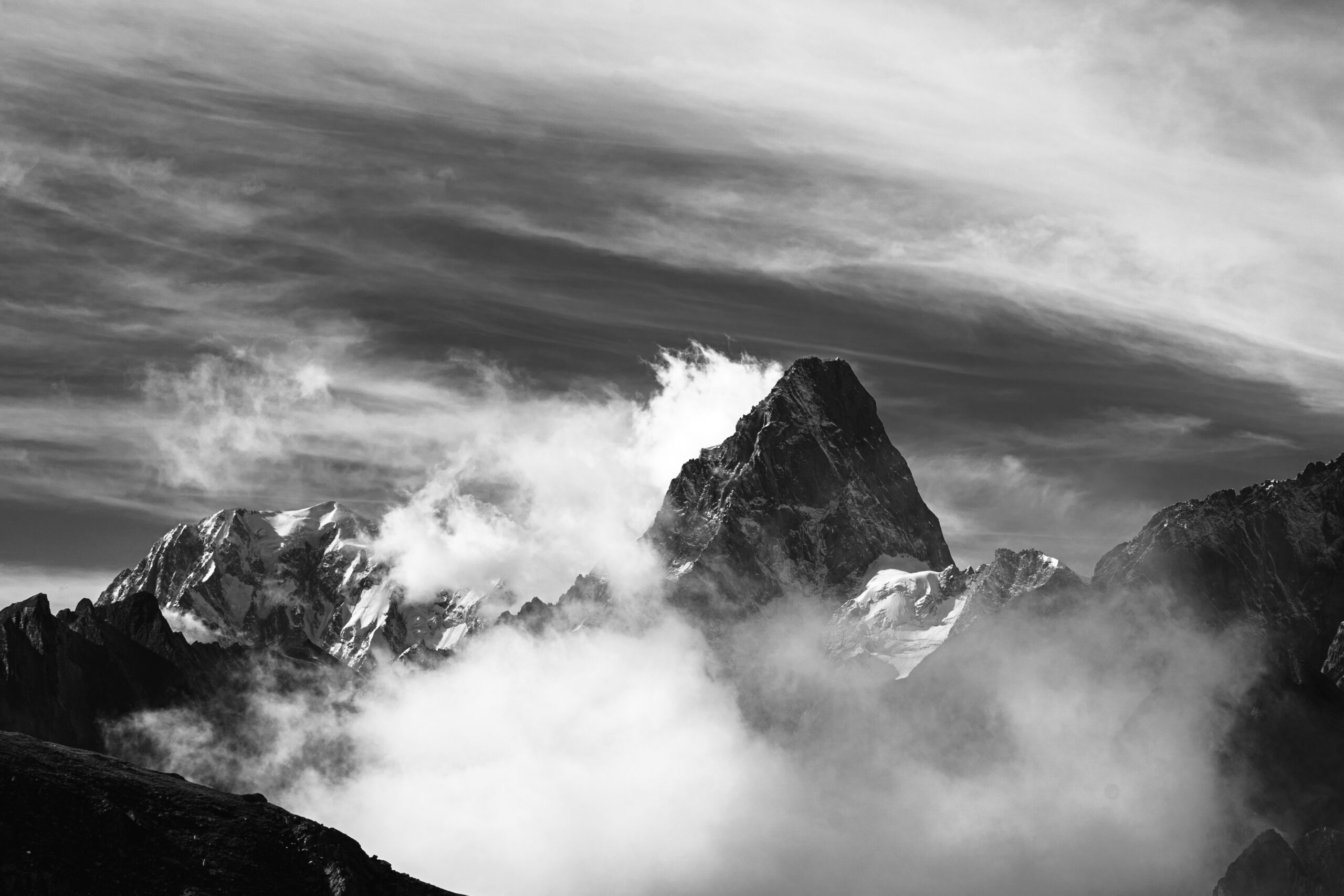 Noir et blanc de la pointe Walker avec pour toile de font de Mont Blanc