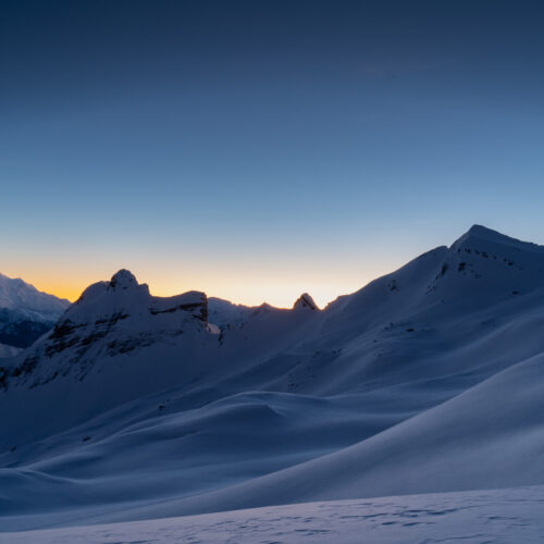Le jour s’efface dans le silence glacé