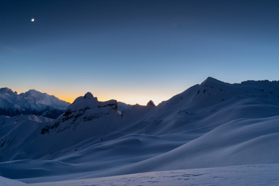 Le jour s’efface dans le silence glacé