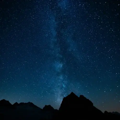 Les étoiles veillent sur les cimes