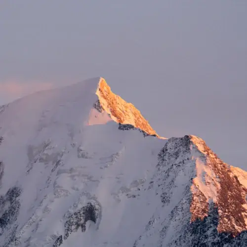 L’arête de Bionnassay aux derniers feux du jour