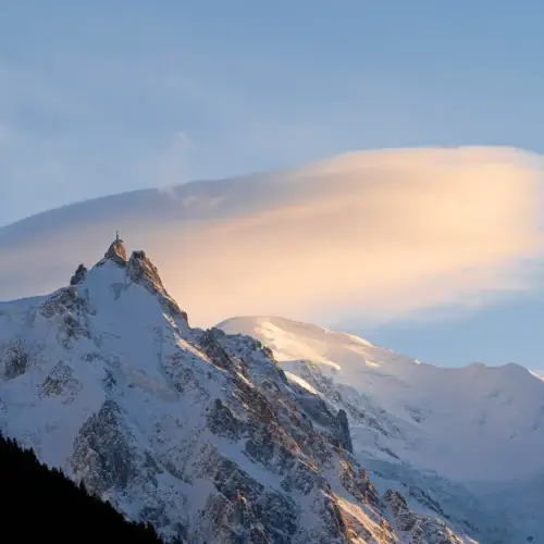 Entre ciel et pierre, l’aiguille veille