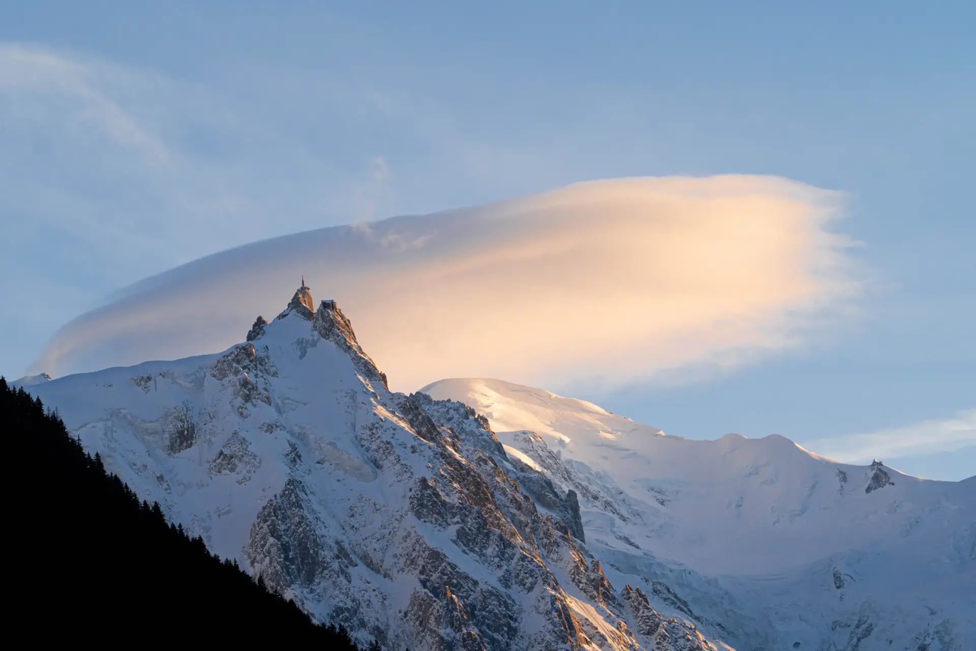 Entre ciel et pierre, l’aiguille veille