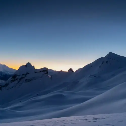 Le jour s’efface dans le silence glacé
