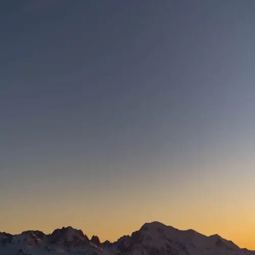 Sous le croissant de lune, le Mont Blanc s’endort