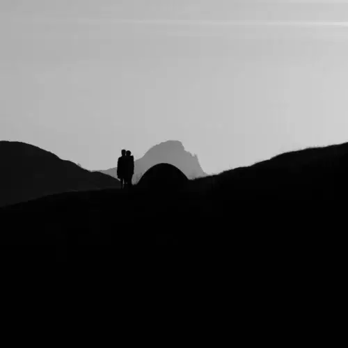 Deux âmes, face aux montagne