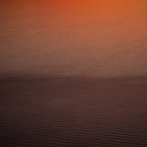 Le lac s’endort en feu et silence